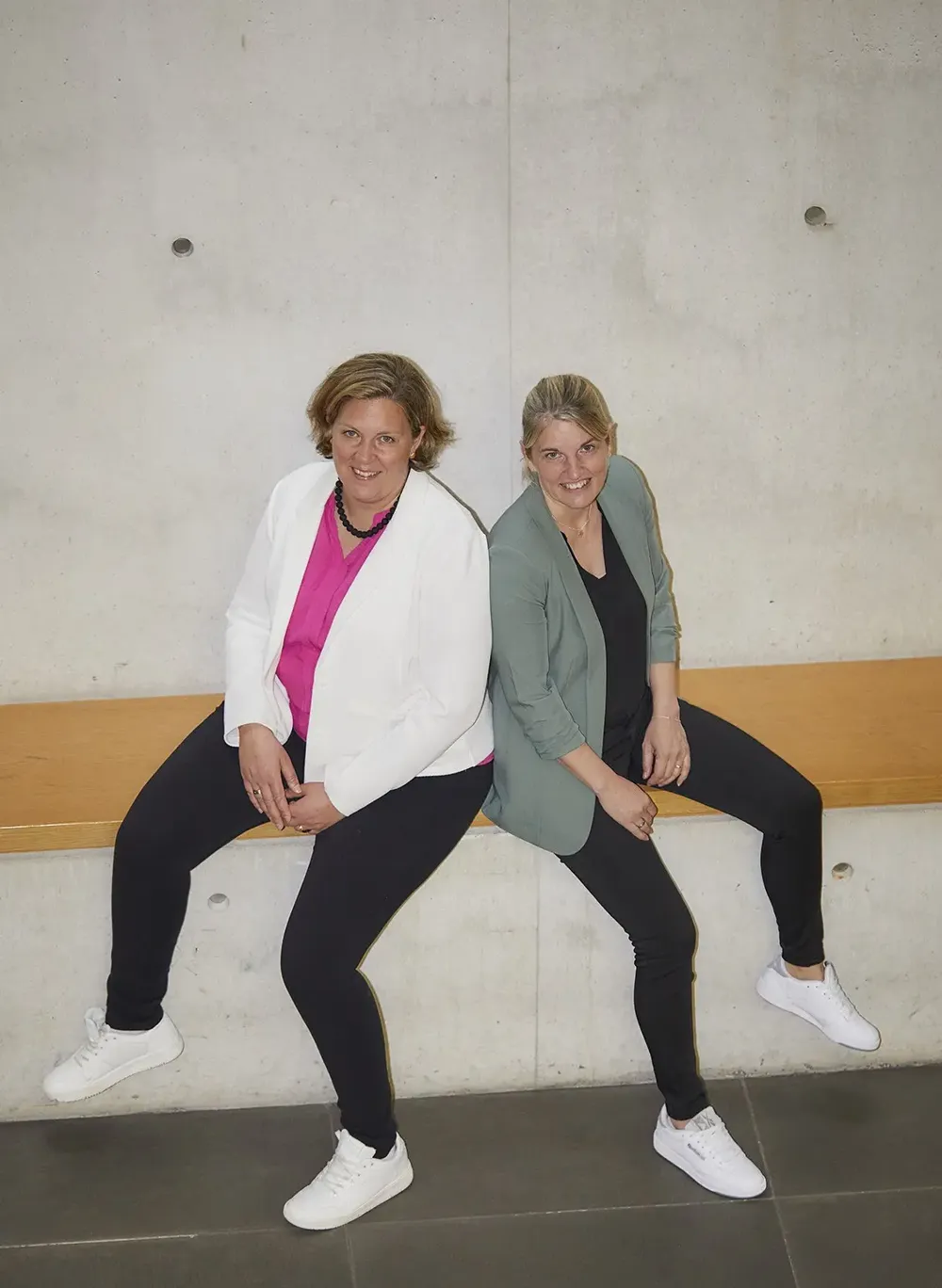 Vera Niermann und Annika Wunderlich sitzen nebeneinander